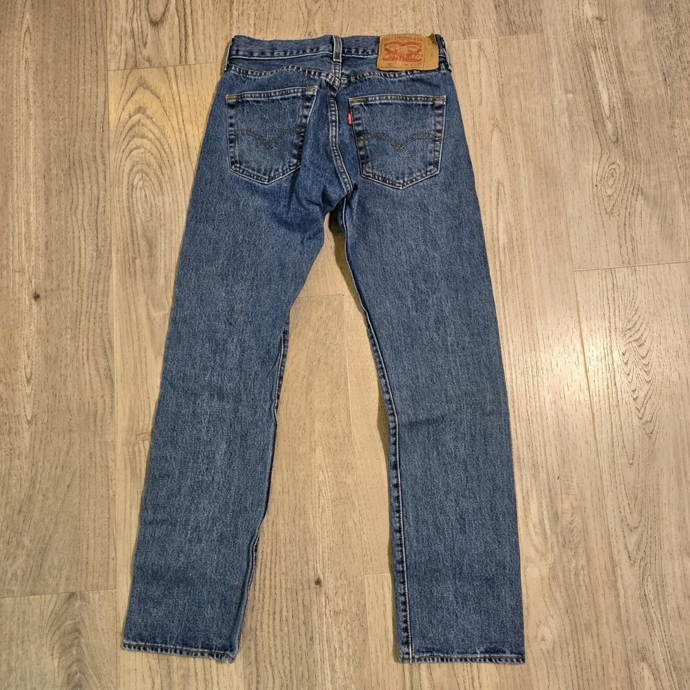 Levis excellent see